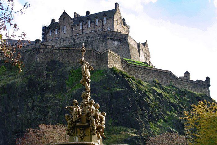Thiết Kế Biệt Thự Lâu Đài Cổ Điển Thể Hiện Đẳng Cấp Xã Hội 20 Lau dai co dien Edinburgh Scotland