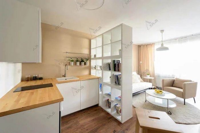 Phòng khách liền bếp chung cư có vách ngăn tủ sách hình 17