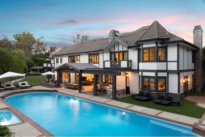 Biệt thự mái thái với lối kiến trúc hơi cổ được nâng tầm nghệ thuật