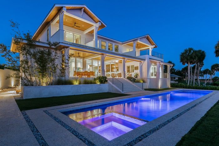 Kiến trúc biệt thự hiện đại có hồ bơi lung linh về đêm với hệ thống đèn điện tỏa sáng