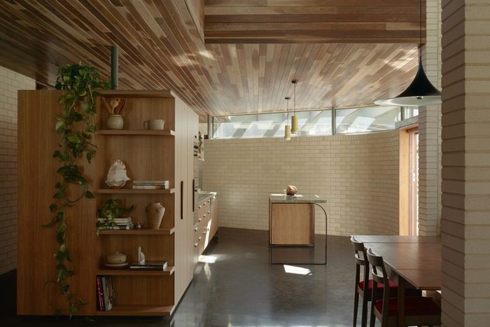 Nội thất bếp hiện đại với chất liệu gỗ thân thiện