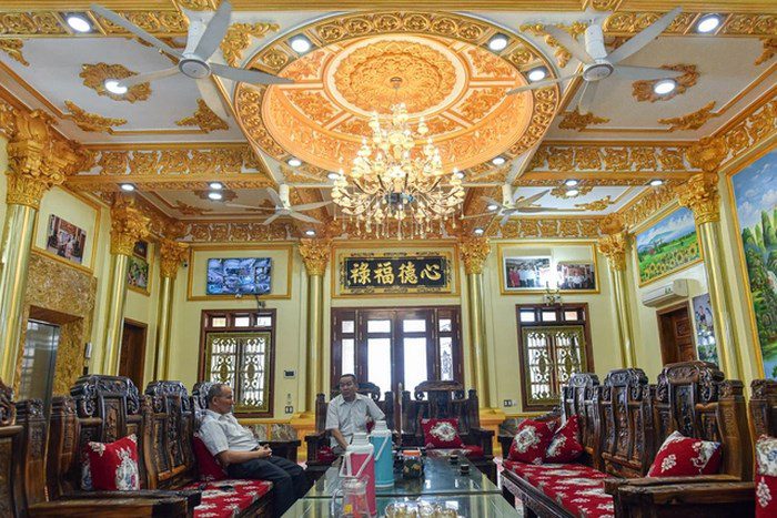Bộ bàn ghế phòng khách được làm bằng gỗ thịt đắt đỏ