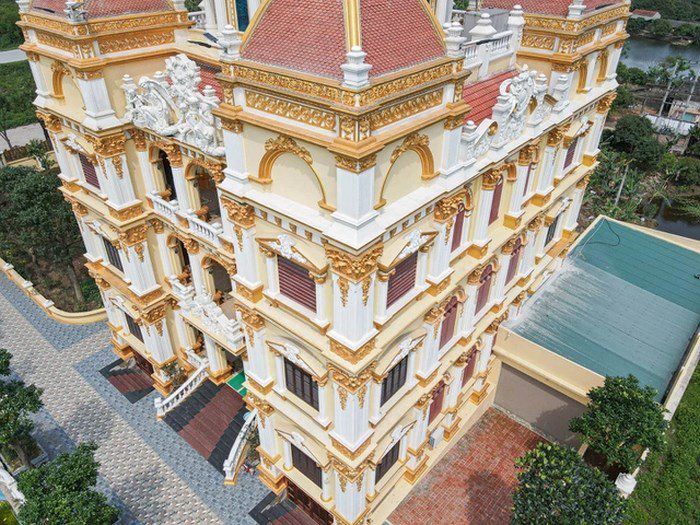 Kiến trúc cổ điển được phô diễn khắp phần ngoại thất 