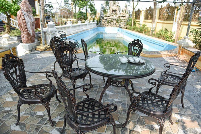 Sân vườn biệt thự rộng rãi cũng được chăm chút kỹ lưỡng