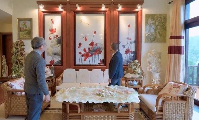 Phòng khách phụ tầng trên cũng được trang hoa với hình hoa sen và có view ngắm cảnh